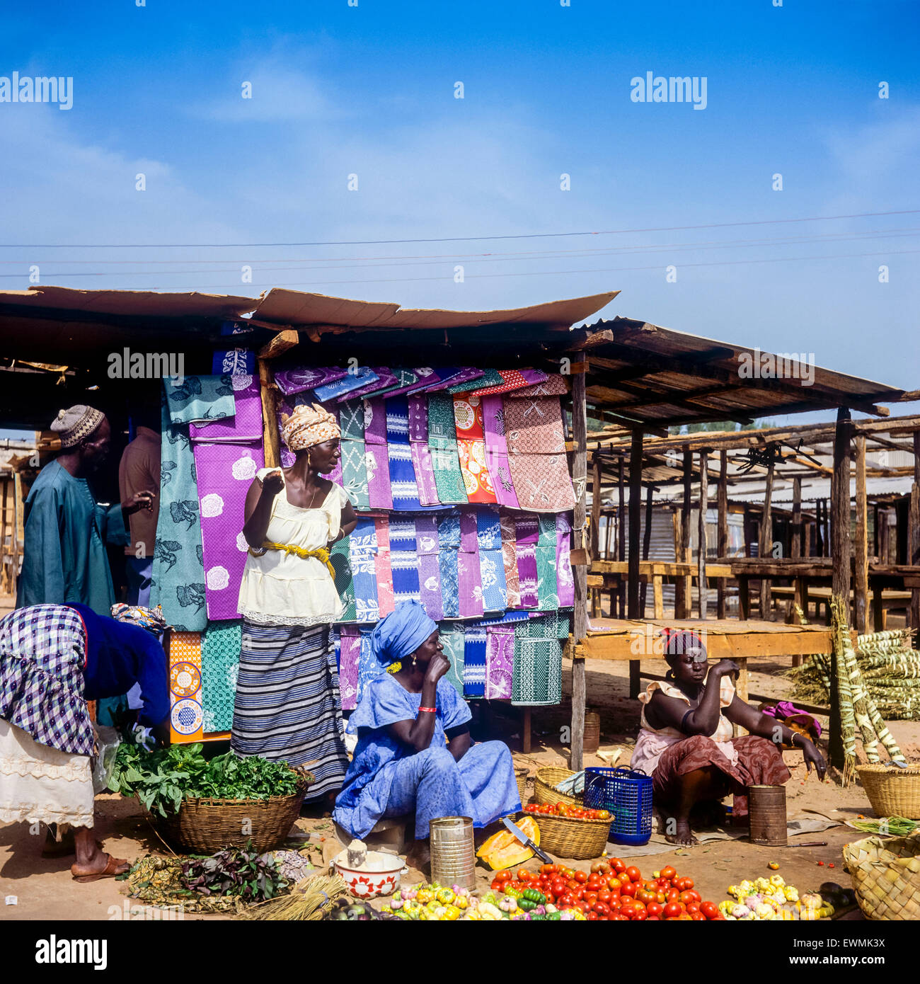 Les légumes et les marchands de linge de maison, Royal Albert marché, Banjul, Gambie, Afrique de l'Ouest Banque D'Images