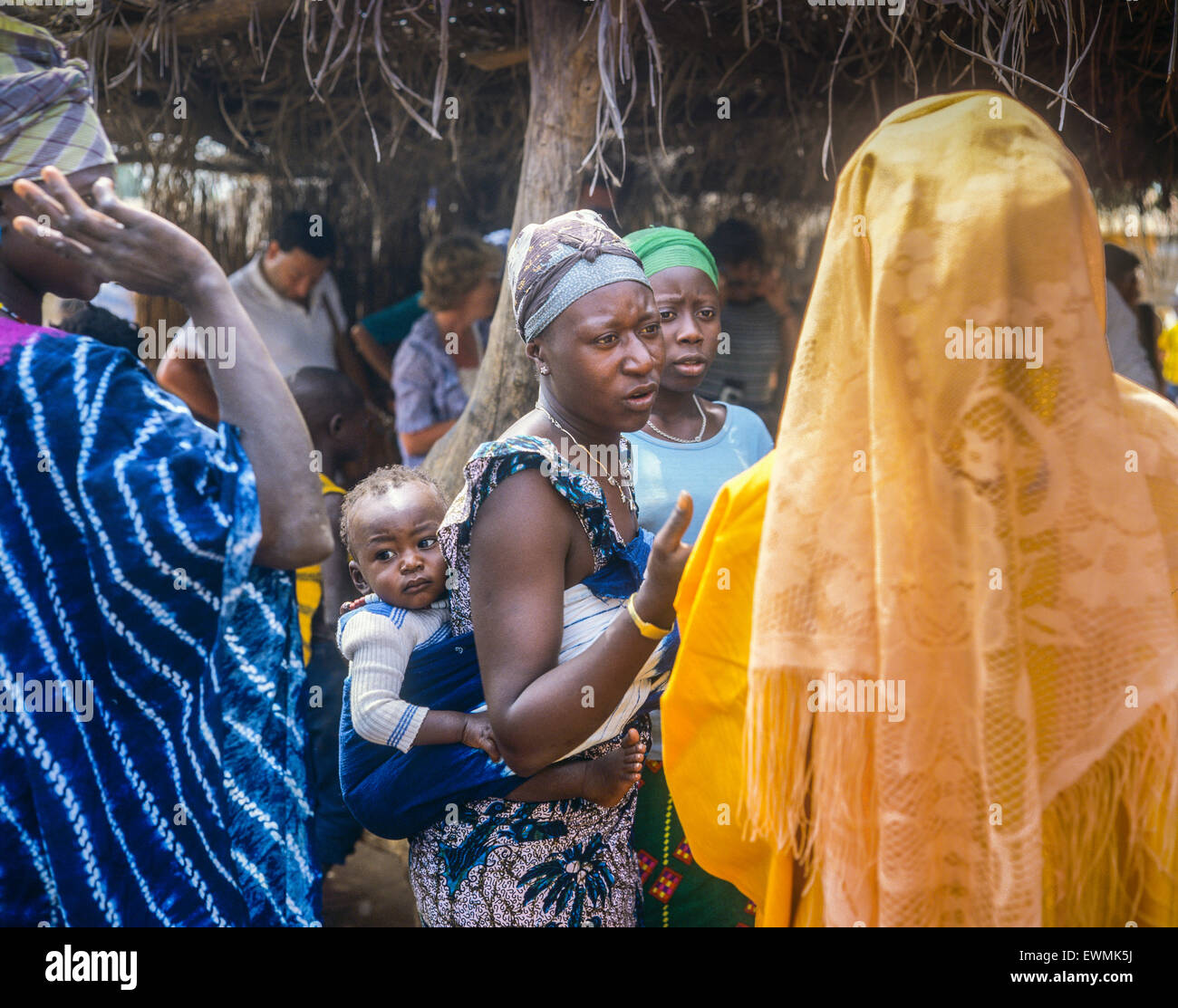 Woman with baby, Royal Albert marché, Banjul, Gambie, Afrique de l'Ouest Banque D'Images