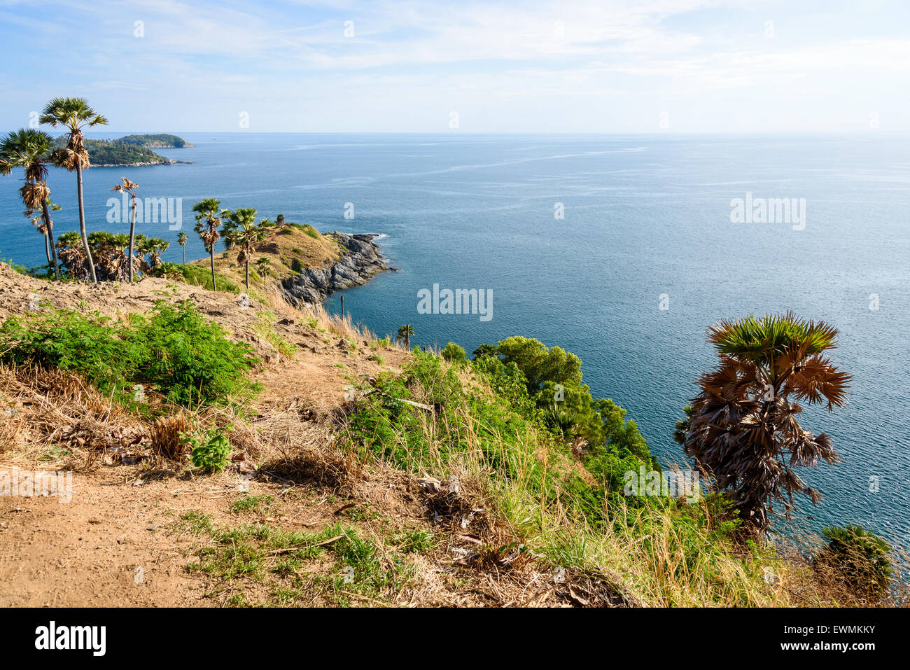 High angle view magnifique paysage de l'île et la mer d'Andaman de Laem Phromthep Cape point panoramique est une des attractions célèbres Banque D'Images