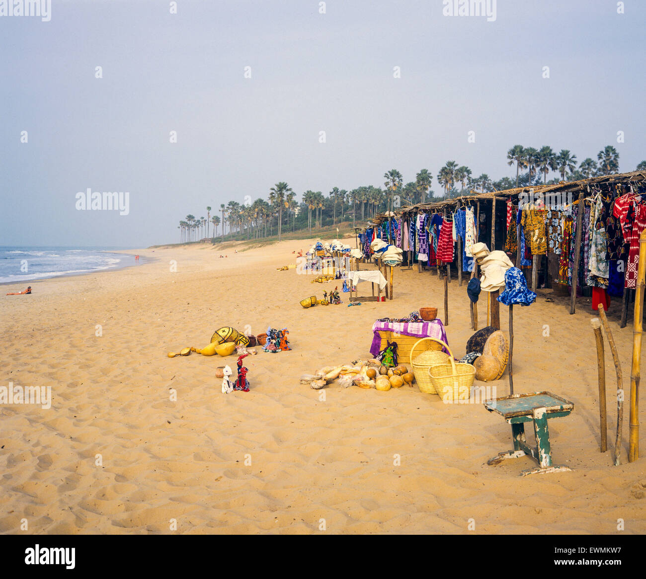 Marchand de vêtements de plage cale, Kotu beach, en Gambie, en Afrique de l'Ouest Banque D'Images