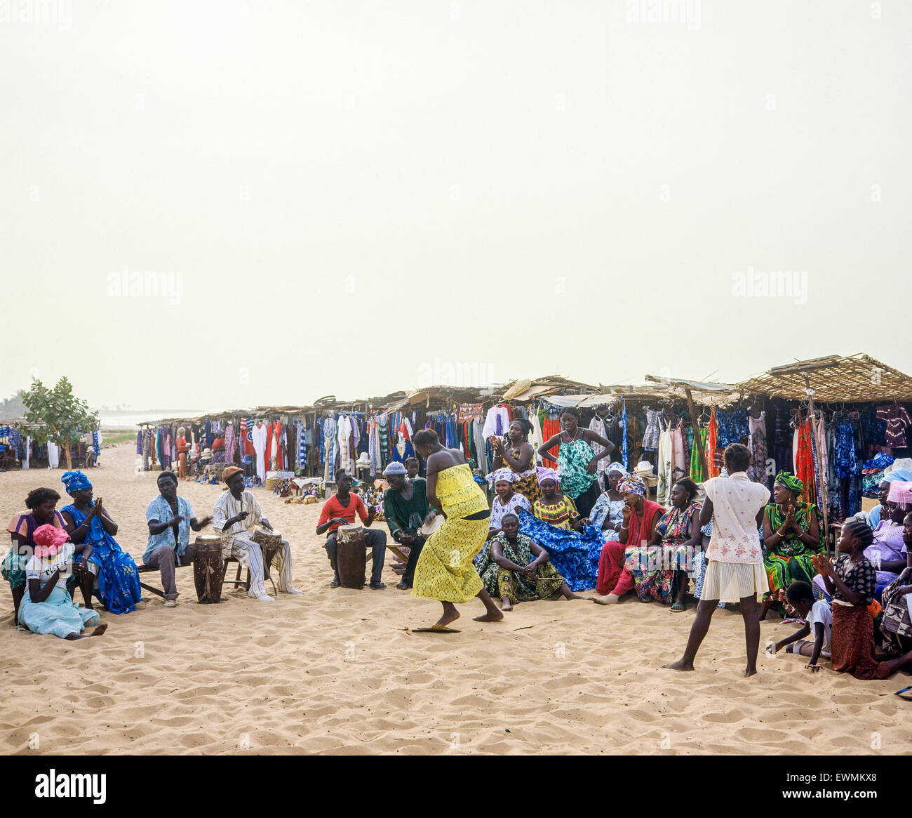 femmes-gambiennes-dansant-banque-de-photographies-et-d-images-haute