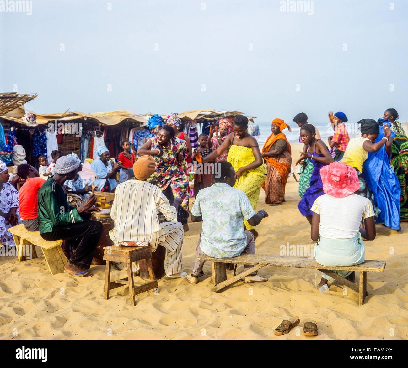 Les femmes gambiennes danse et musiciens, Kotu beach, en Gambie, en Afrique de l'Ouest Banque D'Images
