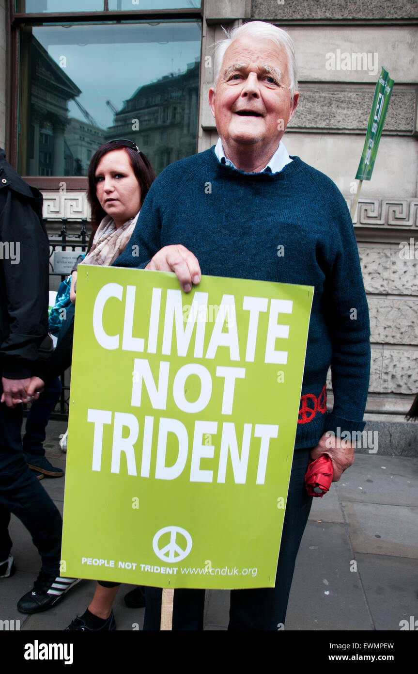 Marche contre l'austérité, Londres 20 juin 2015. Bruce Kent ex président du CND avec une pancarte disant "Climat pas trident' Banque D'Images