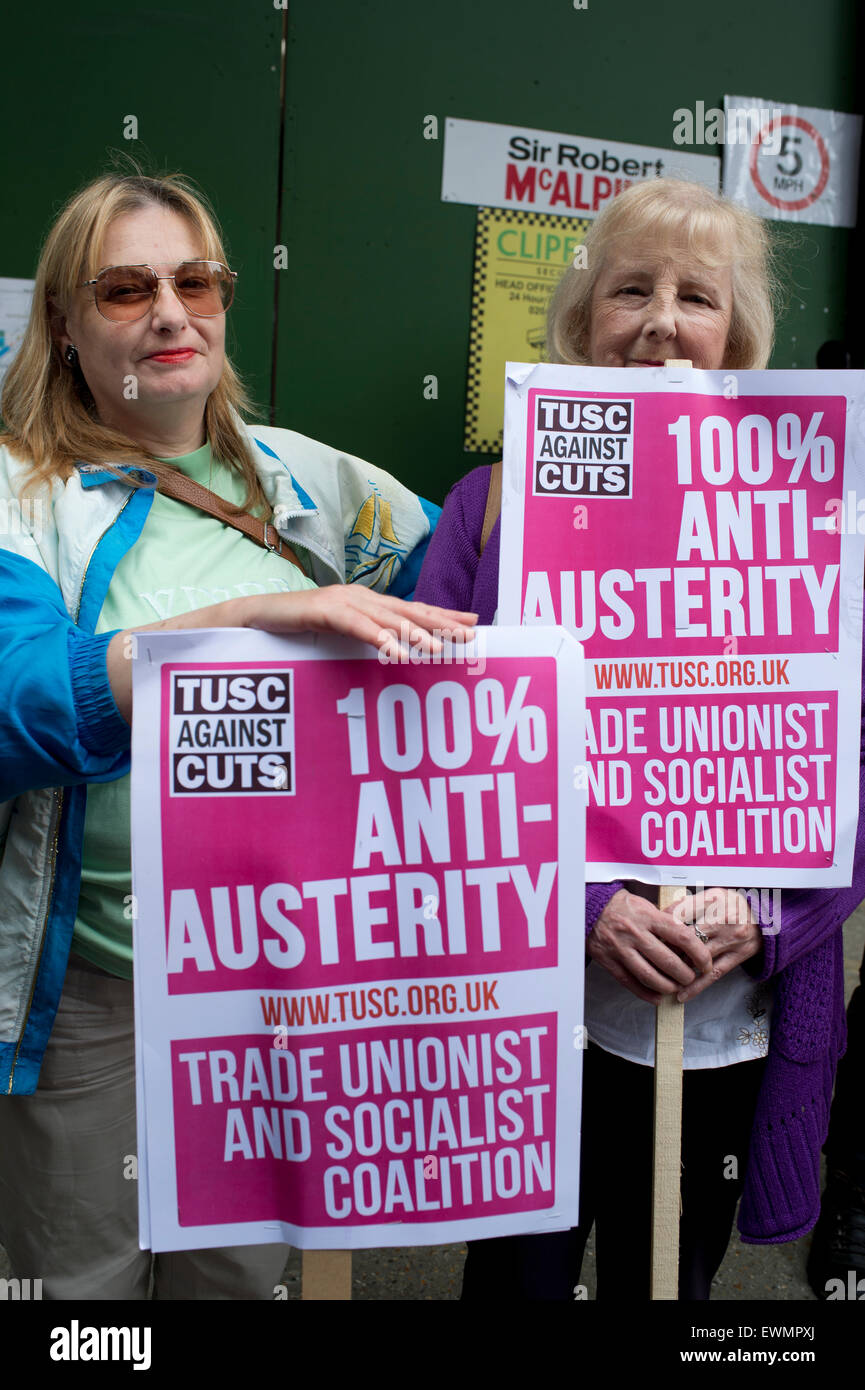 Marche contre l'austérité, Londres 20 juin 2015. Deux femmes avec des pancartes disant "100 % d'austérité anti'. Banque D'Images