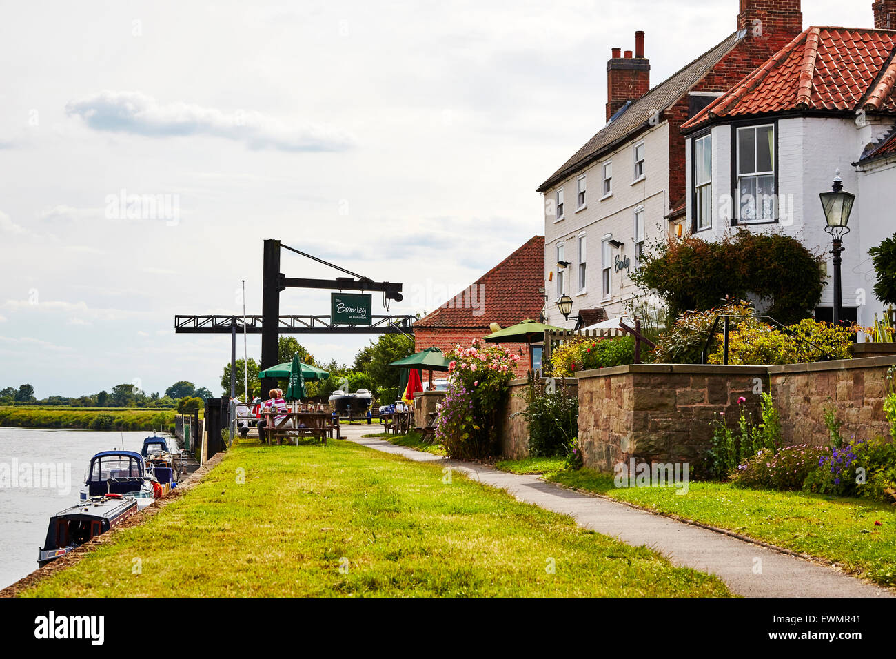 Vue de la rivière Trent et Bromley pub à Fiskerton, Nottinghamshire, Angleterre, Royaume-Uni. Banque D'Images