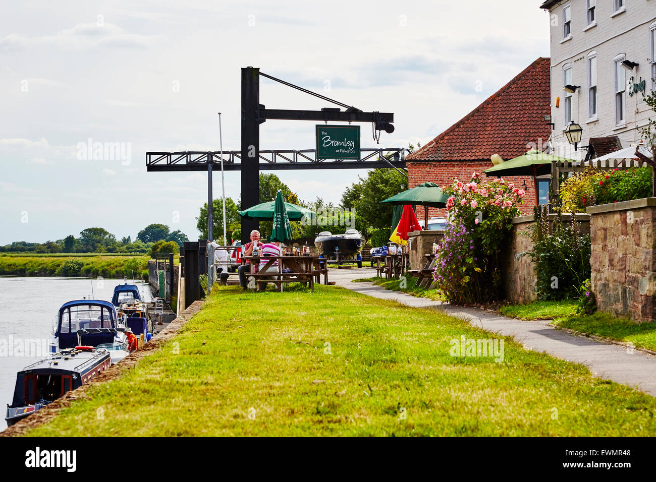 Vue de la rivière Trent et Bromley pub à Fiskerton, Nottinghamshire, Angleterre, Royaume-Uni. Banque D'Images