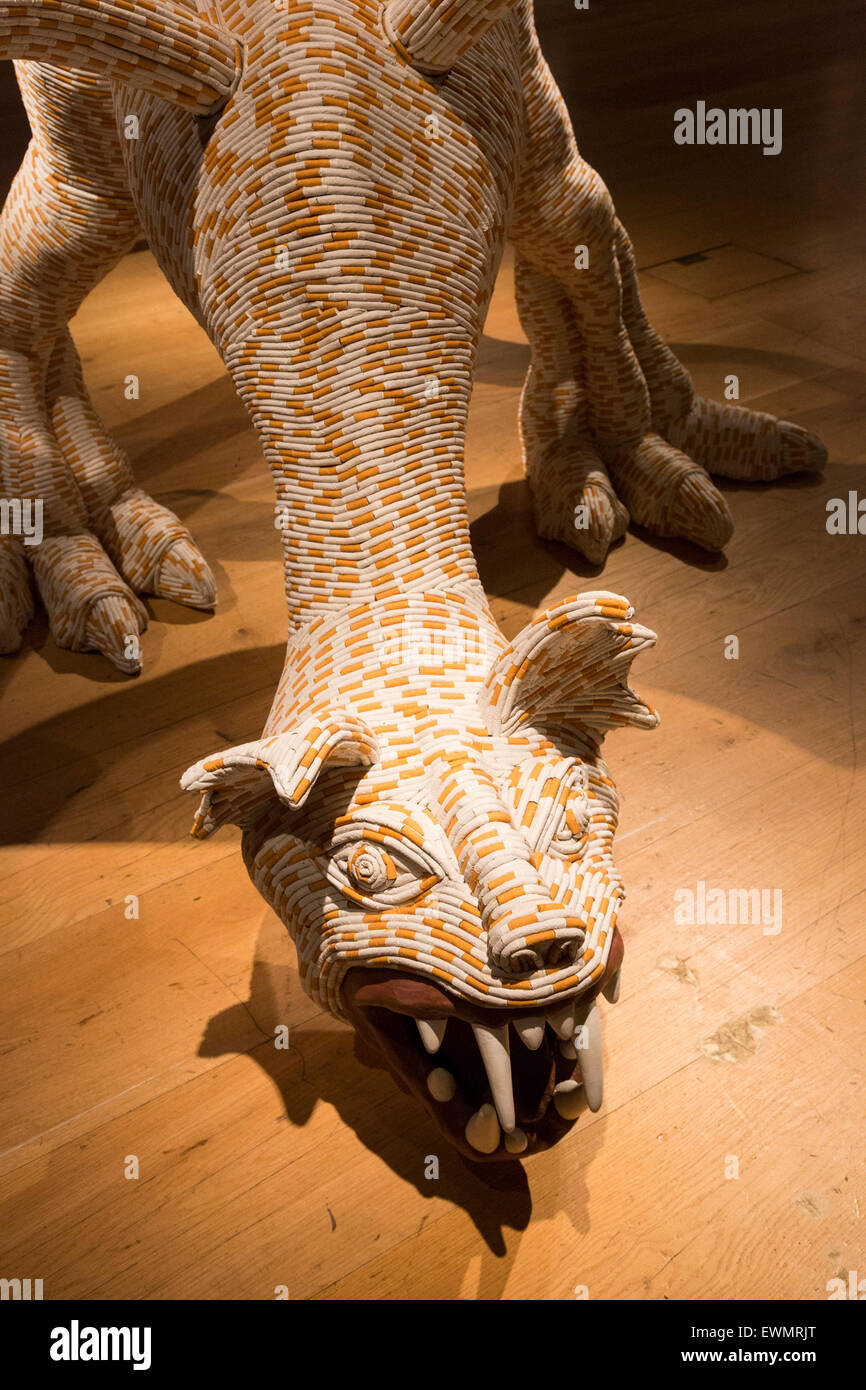 Londres, Royaume-Uni. 29 juin 2015. Déplacez-le, dragon sculpture par Sarah Lucas, estimer GBP 350,000-450,000. Christie's Londres réunit un line-up de 174 artistes de Francis Bacon à Sigmar Polke et Maurizio Cattelan à titre d'après-guerre et la vente d'Art Contemporain semaine (soirée vente aux enchères le 30 juin, jour 1 juillet 2015 Vente aux enchères). Banque D'Images