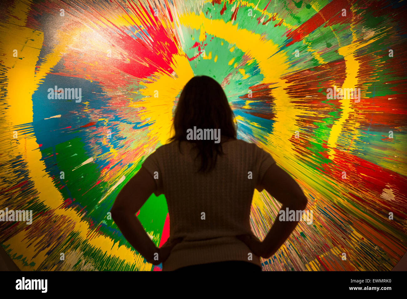 Londres, Royaume-Uni. 29 juin 2015. Un employé de Christie's se trouve en face de la magnifique peinture rotatif mis-shapen affrontent pureté avec excitation extérieur peinture de Damien Hirst, 1995, estimation : 700 GBP 000. Christie's Londres réunit un line-up de 174 artistes de Francis Bacon à Sigmar Polke et Maurizio Cattelan à titre d'après-guerre et la vente d'Art Contemporain semaine (soirée vente aux enchères le 30 juin, jour 1 juillet 2015 Vente aux enchères). Banque D'Images