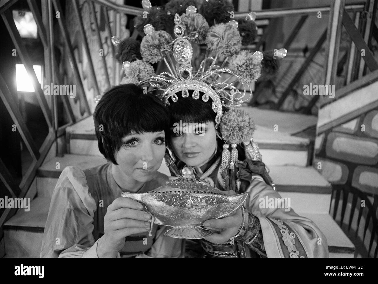 Aladdin, pantomime, photo-call, Birmingham Hippodrome, 20 décembre 1974. Dilys Watling (à gauche) avec la lampe magique. Banque D'Images