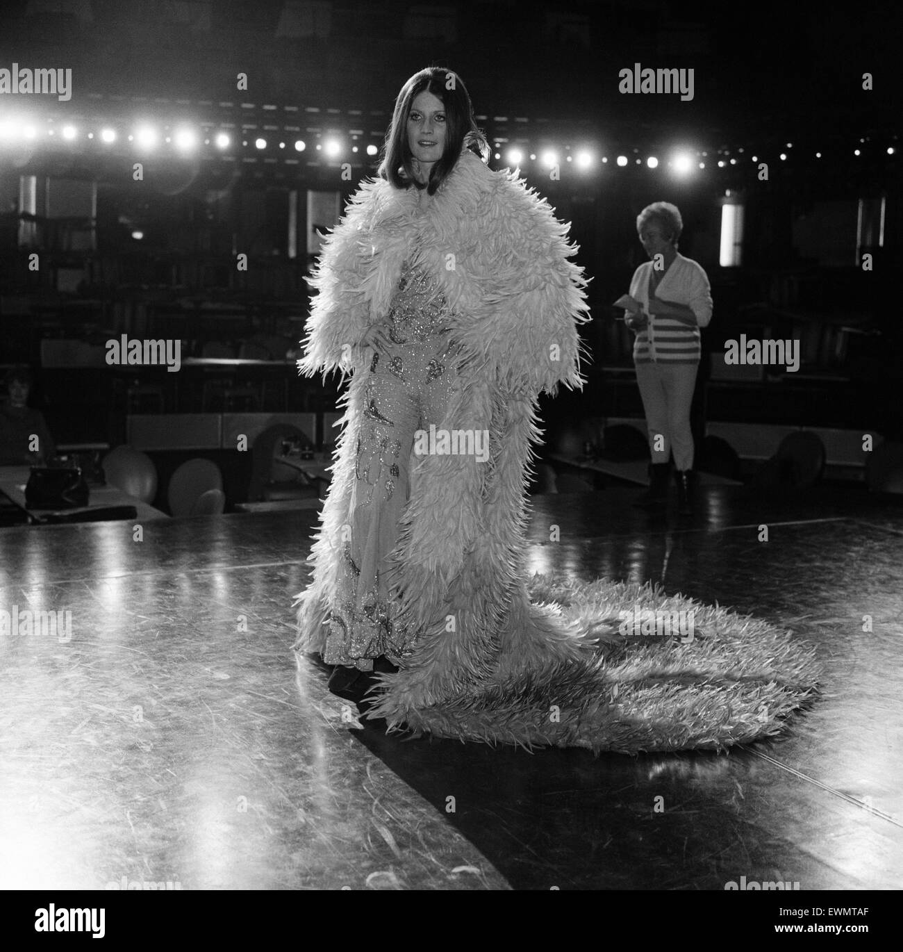 Sandie Shaw répète dans sa tenue de livres 2000 à l'entretien de la ville. La robe est faite de plumes 7000 appliqués individuellement à la main, vingt-cinq pieds de longueur et une trentaine de personnes pendant sept semaines ont été impliqués dans sa création. 10 février 196 Banque D'Images