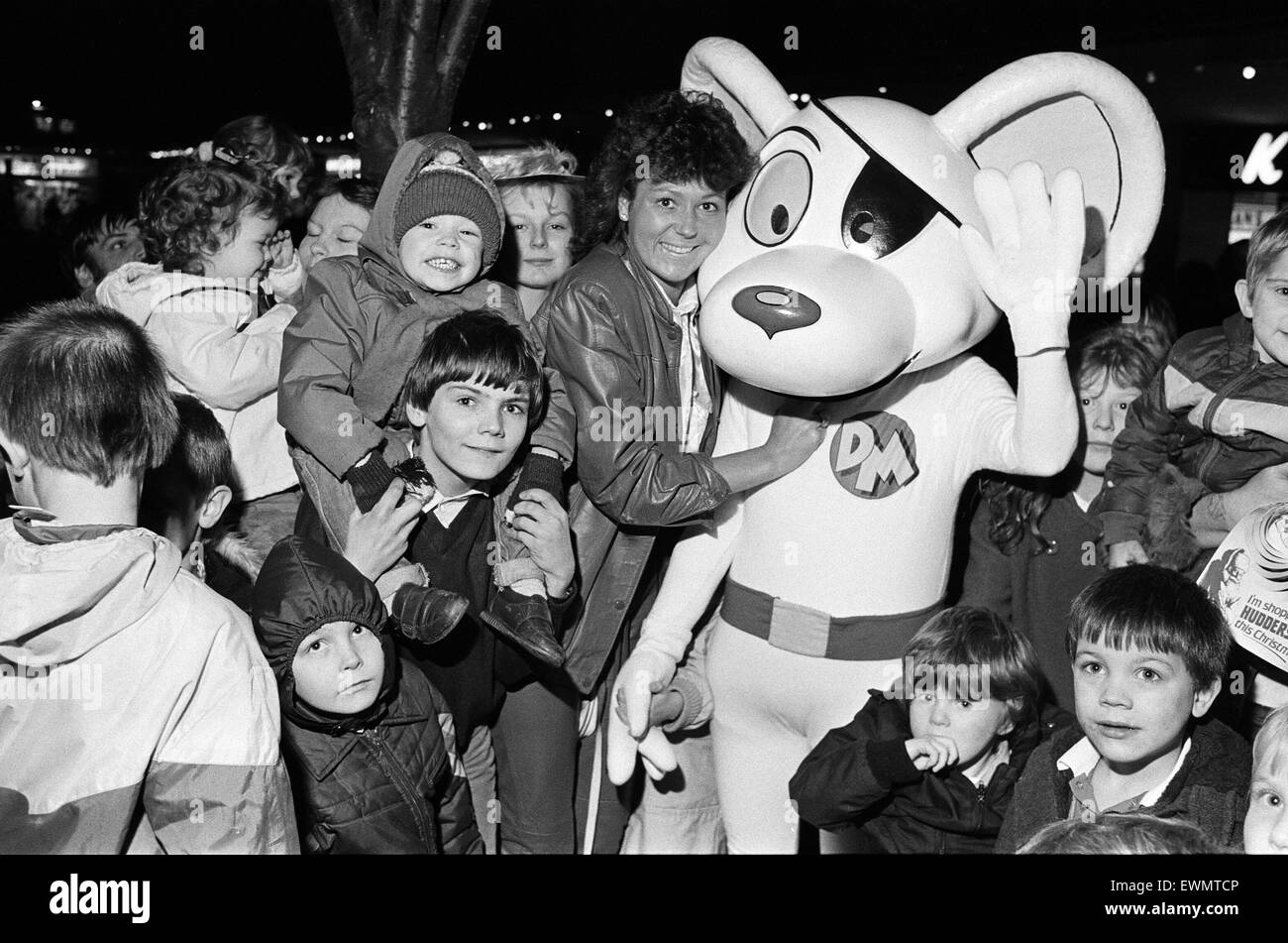Des centaines d'enfants paniers la piazza pour l'allumage des lumières de Noël. Mlle examinateur, Madeline Garbutt, et la télévision personnage de Danger Mouse avec certains des jeunes avant qu'ils effectué l'interrupteur de cérémonie. Banque D'Images