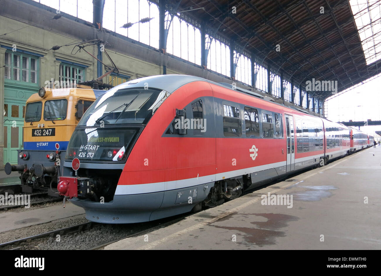 En train La gare Keleti Budapest Hongrie Banque D'Images En train La gare Keleti Budapest Hongrie Banque D'Images