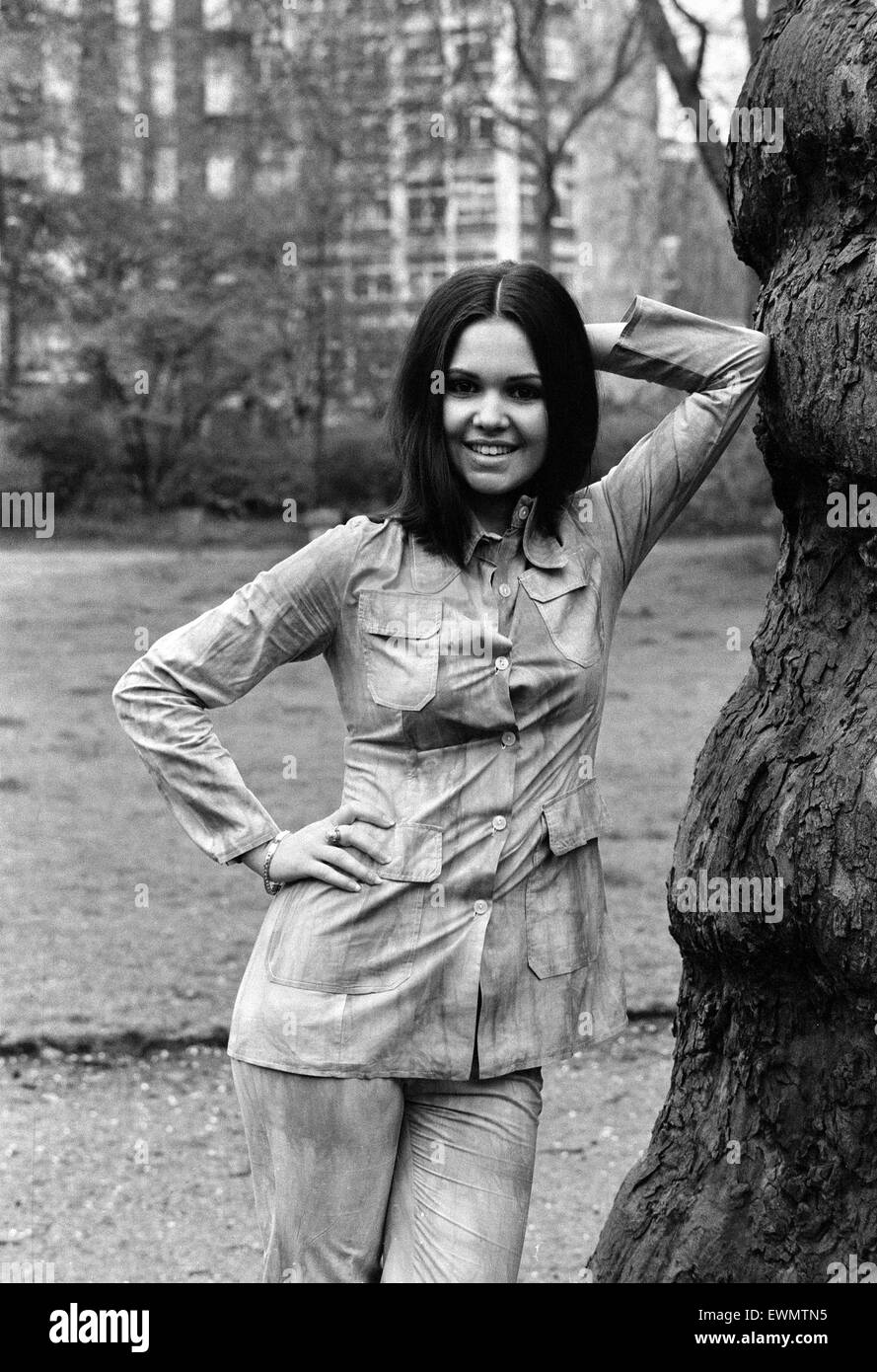 Chanteuse française, Anne-Marie David, vainqueur de l'Eurovision 1973 qui représente le Luxembourg avec la chanson 'Tu te reconna"tras', représenté à Londres après la compétition. 1er mai 1973. Banque D'Images