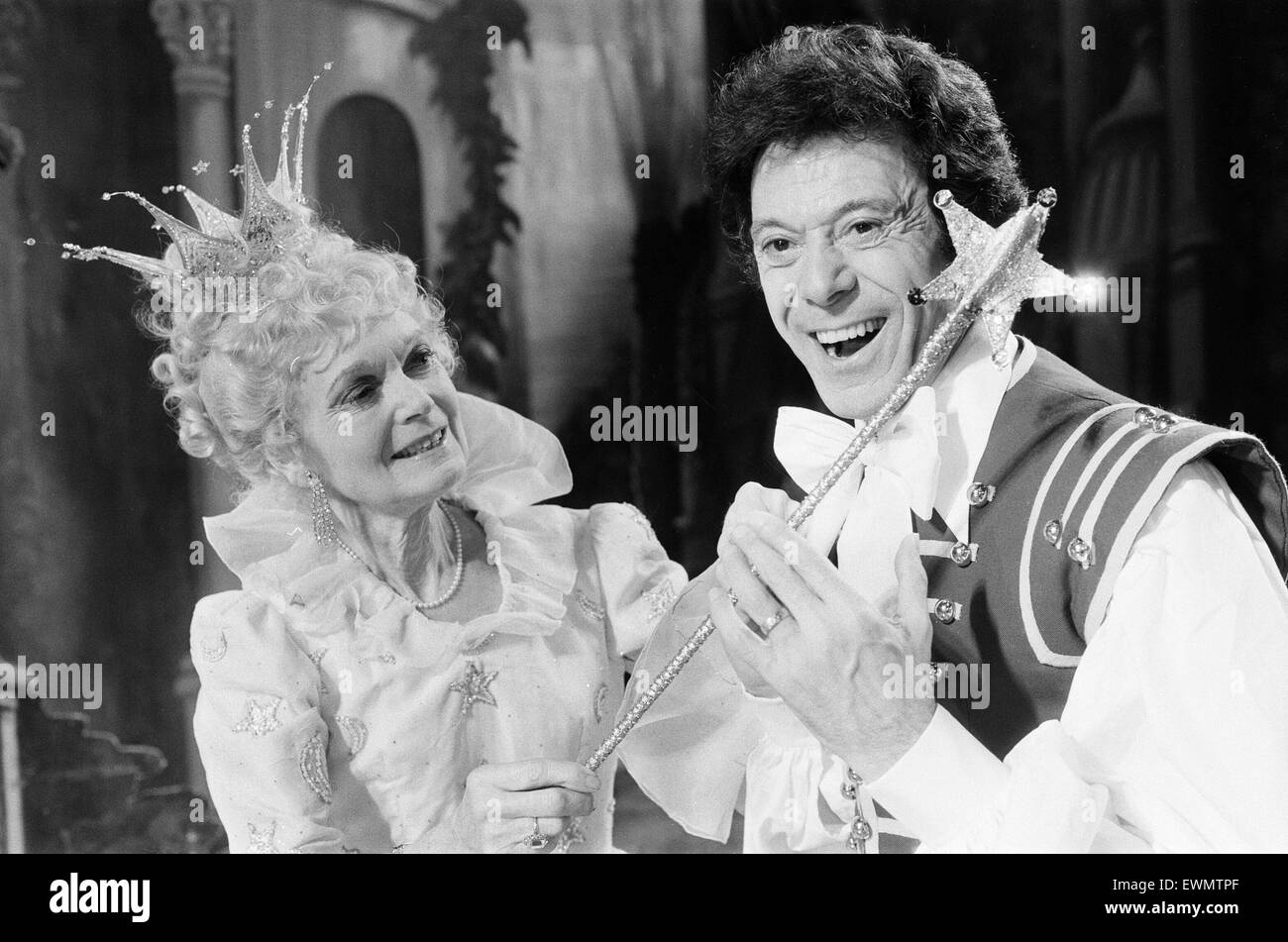 Pantomime Cinderella, photo-call, Alexandra Theatre, Birmingham, 20 décembre 1984. Dame Anna Neagle joue la Fée Mère de Dieu. Lionel Blair, directeur et joue aussi de boutons. Banque D'Images