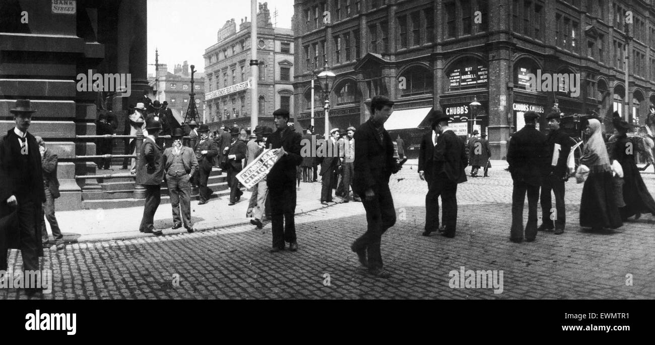 Un vendeur de journaux dans la région de Bank Street, Manchester. Vers 1905. Banque D'Images