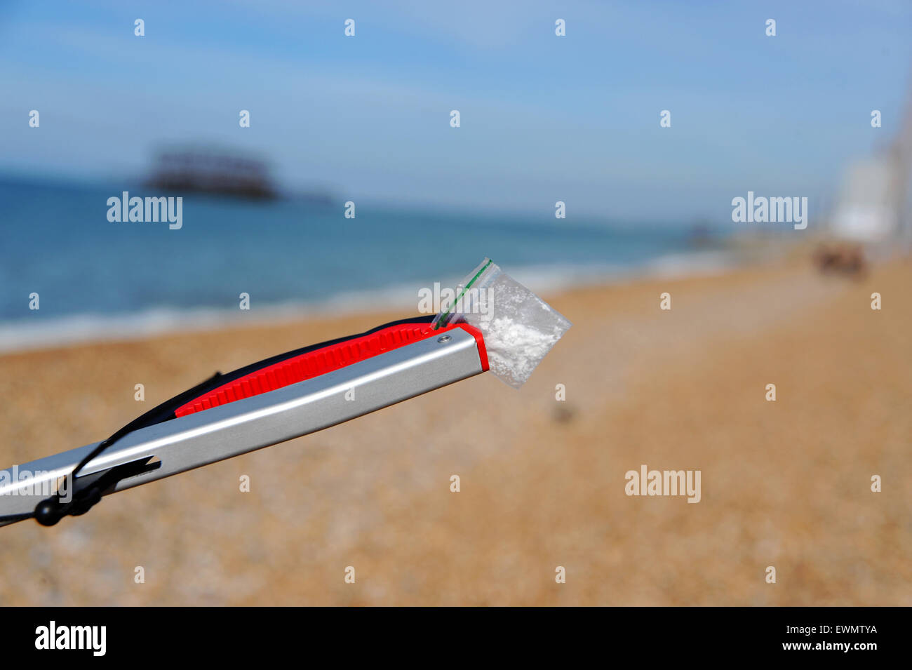 Brighton UK 29 juin 2015 - un petit sachet de poudre blanche suspecte à la drogue peut-être trouvés sur la plage de Brighton ce matin pendant le Grand nettoyage de plage Banque D'Images