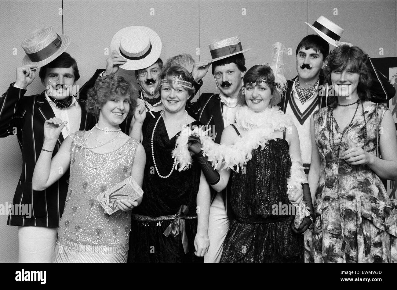 People celebrating New Years Eve à un 'Années Folles' partie. Albany, Birmingham, 31 décembre 1984. Banque D'Images