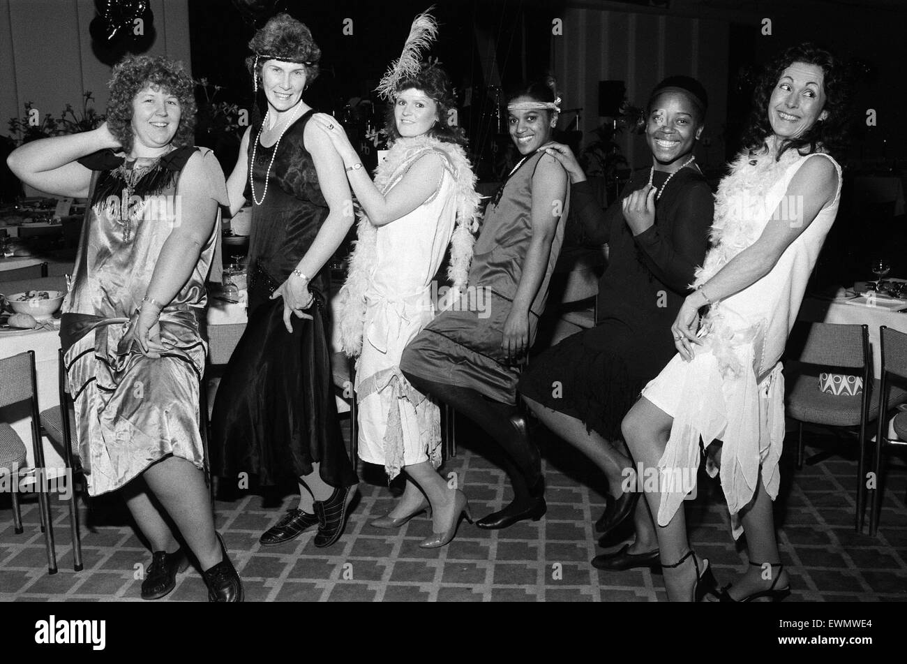 People celebrating New Years Eve à un 'Années Folles' partie. Albany, Birmingham, 31 décembre 1984. Banque D'Images