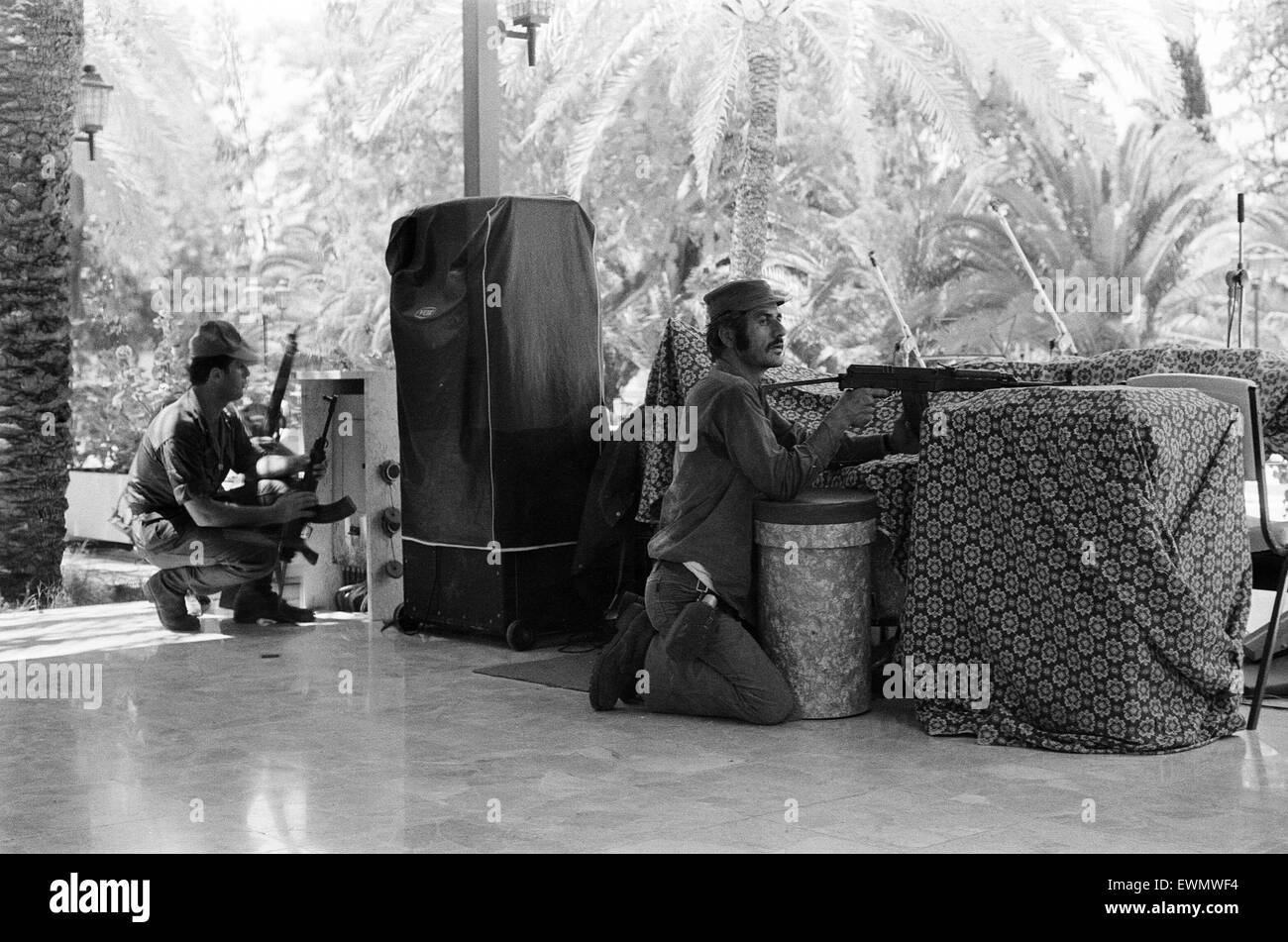 Soldats chypriotes grecs à l'intérieur de l'hôtel Ledra Palace, lors de l'invasion turque de Chypre. L'hôtel Ledra Palace est devenu le centre des combats avec les soldats chypriotes grecs résidents maintien et les journalistes à l'hôtel. 22 juillet 1974. Banque D'Images