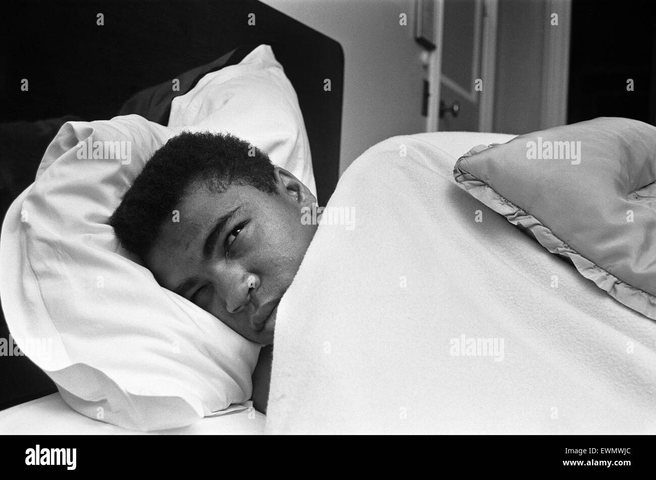 Cassius Clay alias Muhammad Ali (captures) jusqu'à dormir dans le Piccadilly Hotel avant son premier combat avec Henry Cooper. 26 Mai 1963 Banque D'Images