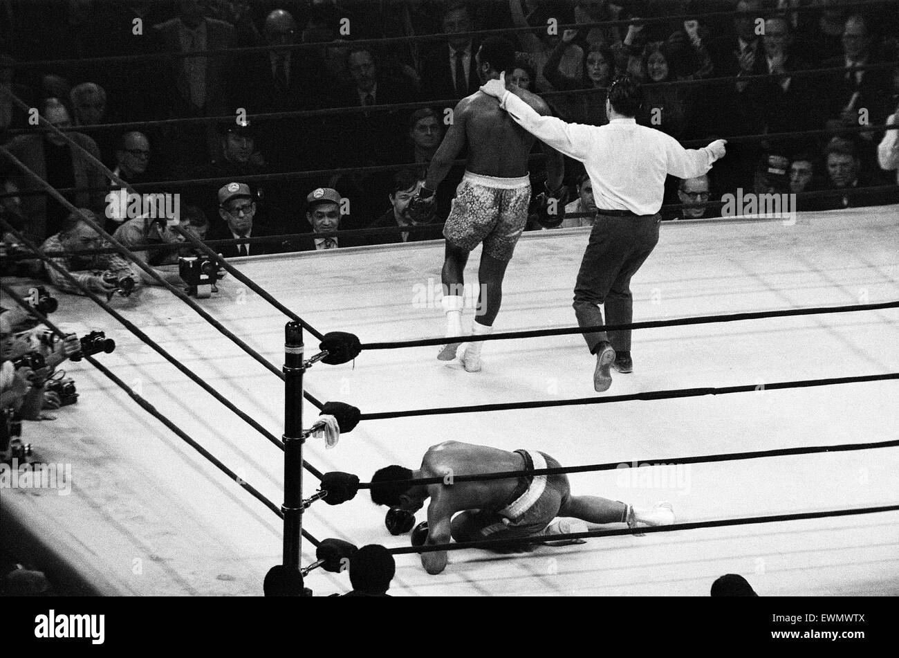 En 1971, les deux Ali et Frazier avait des revendications légitimes pour le titre de World Heavyweight Champion. Un Ali avait gagné le titre de Sonny Liston à Miami Beach en 1964, et a défendu avec succès sa ceinture jusqu'à ce qu'il avait dénudé à l'autorité de boxe Banque D'Images