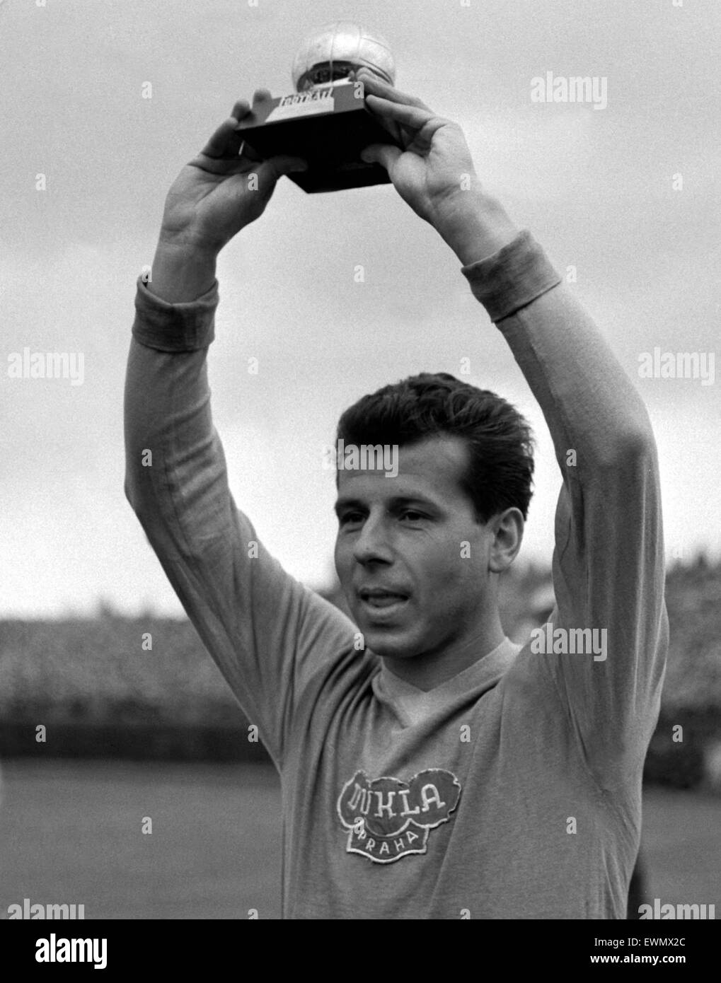 PHOTO - Josef Masopust avec le ballon d'or pour le meilleur joueur d'Europe  de football de 1962. (Photo/CTK Karel Mevald Photo Stock - Alamy