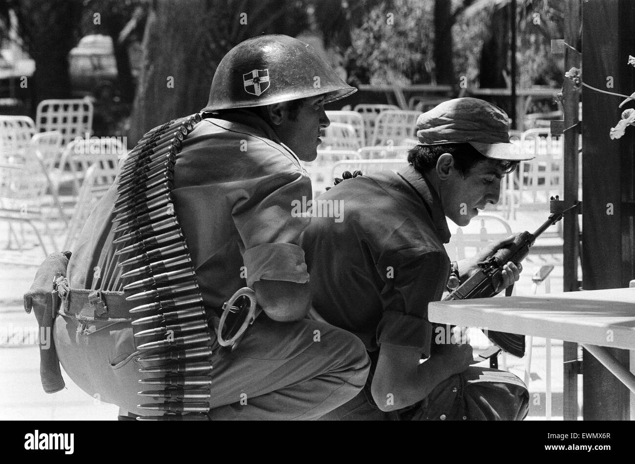 Soldats chypriotes grecs, au cours de combats au milieu de l'invasion turque de Chypre. 22 juillet 1974. Banque D'Images