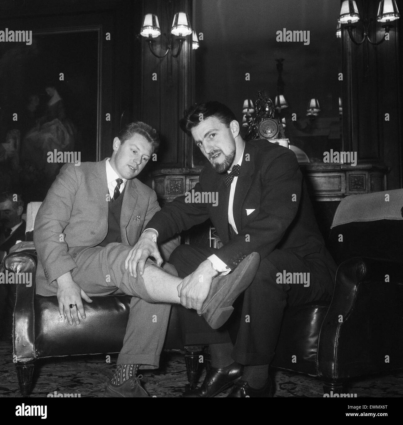 Roy Dwight rassure nouveau Coventry City patron Jimmy Hill que la jambe il s'est cassé dans la finale de la Coupe 1959 est toujours bon pour un peu plus de buts. 3 Janvier 1962 Banque D'Images