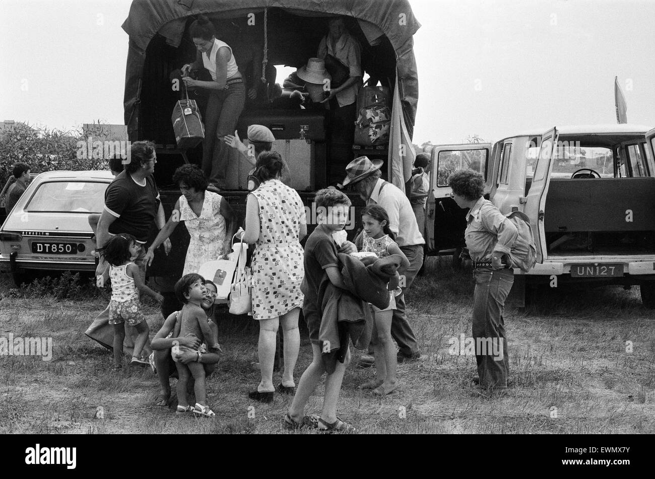 Les personnes évacuées déchargement d'un véhicule lors de l'invasion turque de Chypre. 22 juillet 1974. Banque D'Images