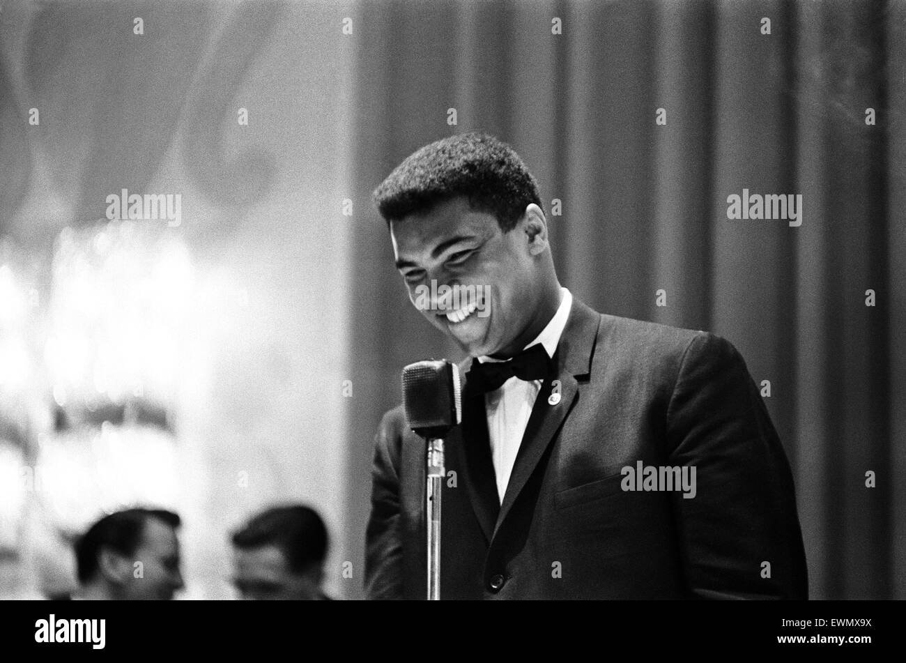 Muhammad Ali (Cassius Clay) rire dans le microphone, à Londres en Angleterre avant son prochain combat. Mai 1966 vers Banque D'Images