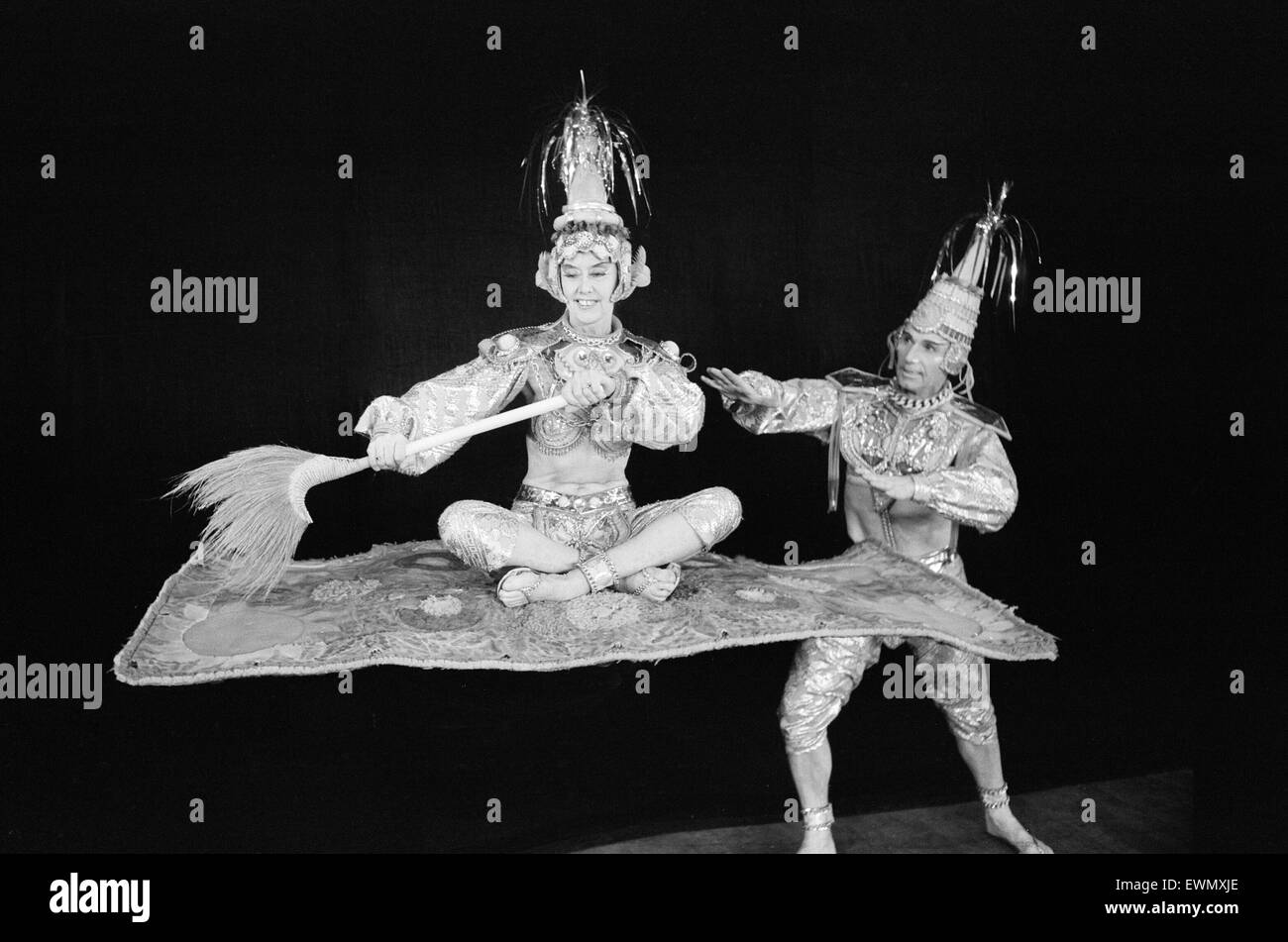 Aladdin, pantomime, photo-call, Birmingham Hippodrome, 20 décembre 1974. Banque D'Images