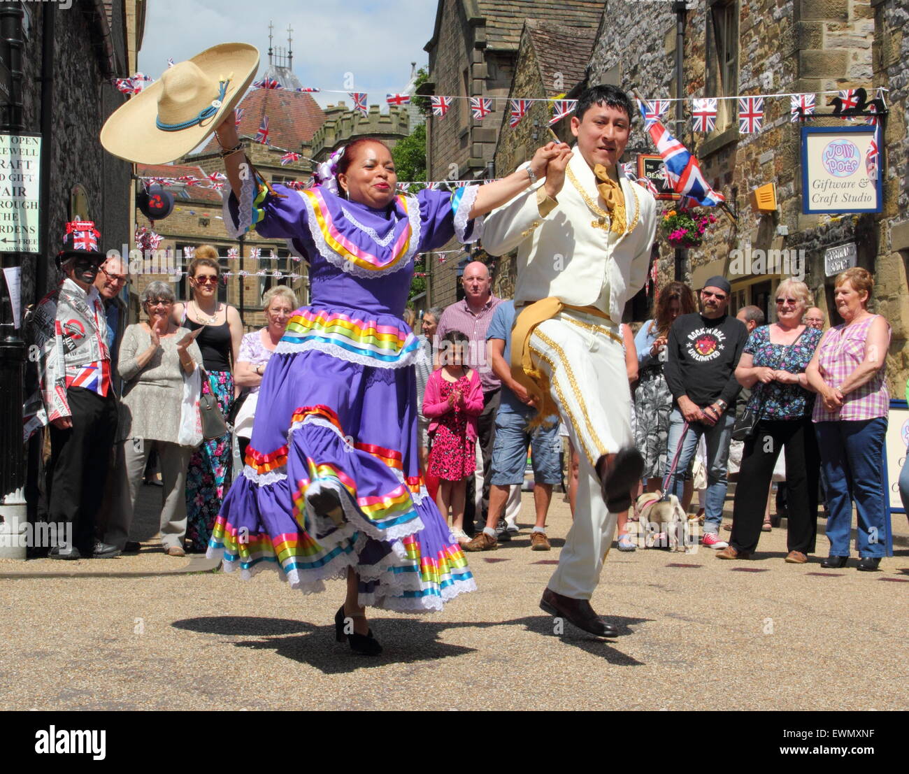 Mmbers de fils de America, un groupe de danse latino-américaine d'effectuer en plein air sur la Journée internationale de la danse de Bakewell Bakewell, UK Banque D'Images