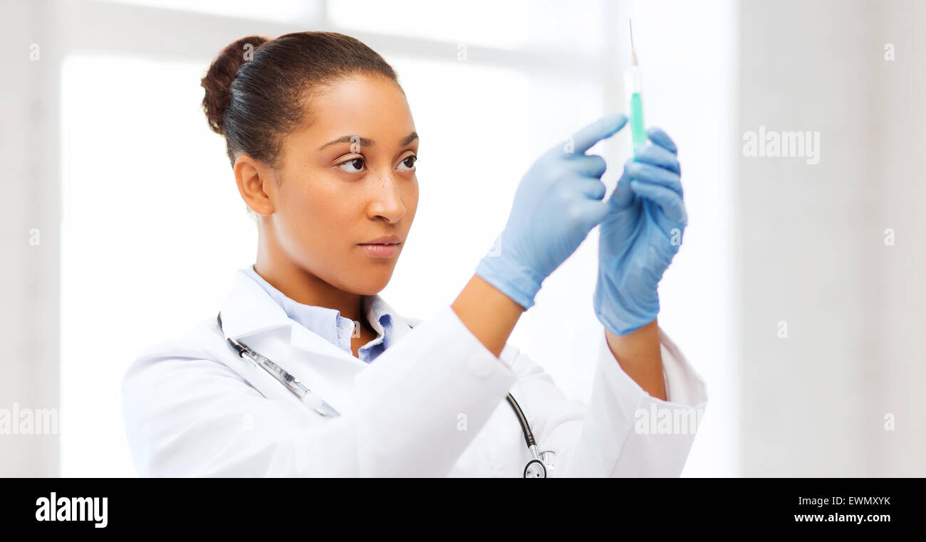 African doctor holding syringe avec injection Banque D'Images