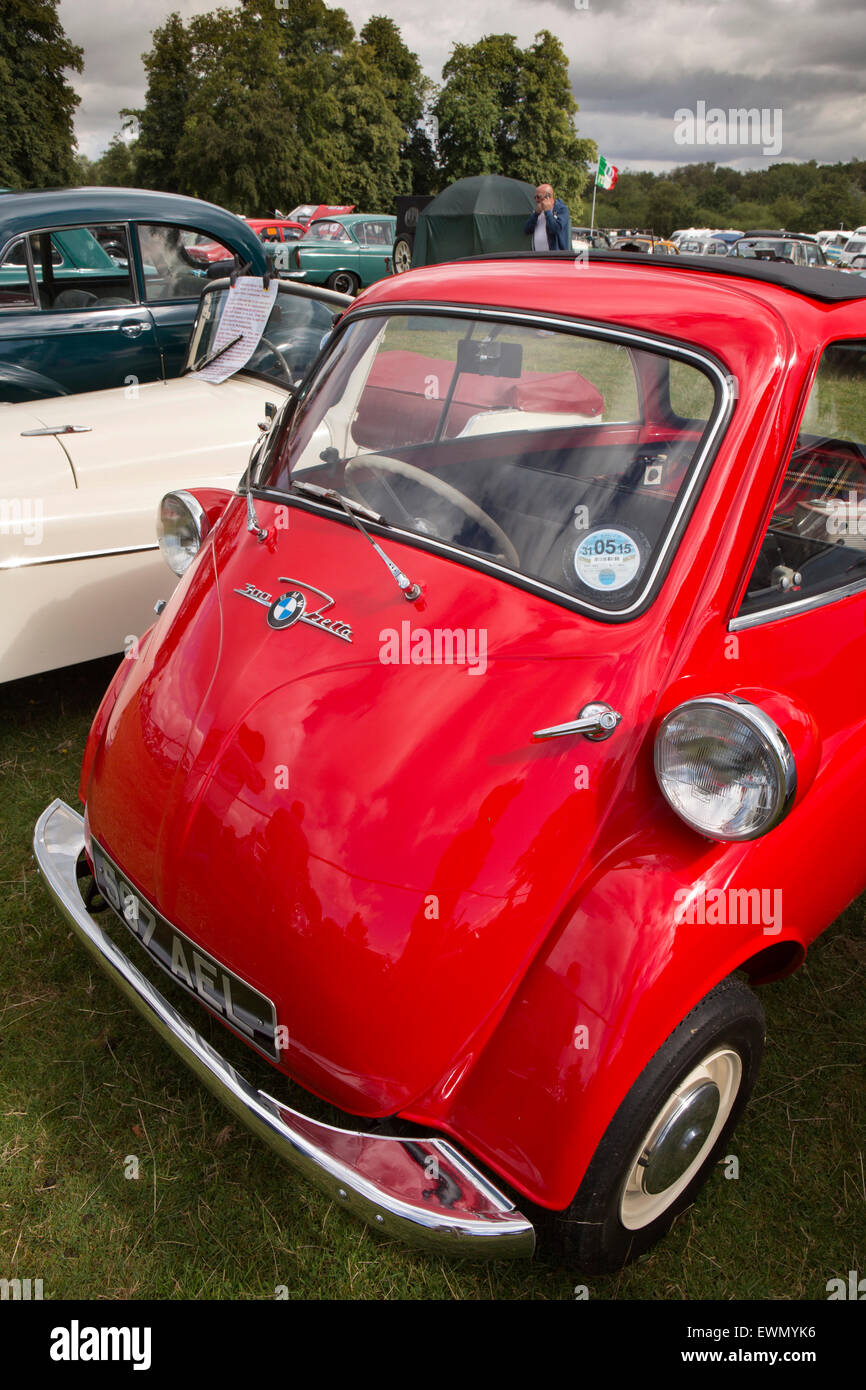 Royaume-uni, Angleterre, Cheshire, Chelford Astle, moteur de traction Parc Rallye, BMW Isetta 300 rouge voiture bulle allemand Banque D'Images