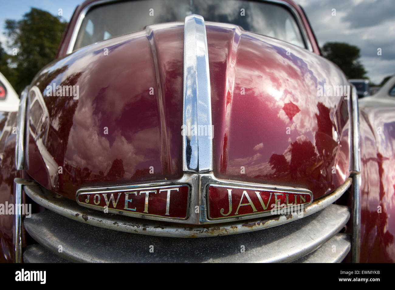 Royaume-uni, Angleterre, Cheshire, Chelford Astle, moteur de traction du rallye, le radiateur de badge et l'avant de Jowett Javelin location Banque D'Images