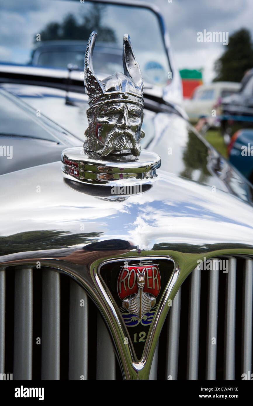 Royaume-uni, Angleterre, Cheshire, Chelford Astle, moteur de traction du rallye, de l'insigne de radiateur 1930 Rover 12 voiture P2 Banque D'Images
