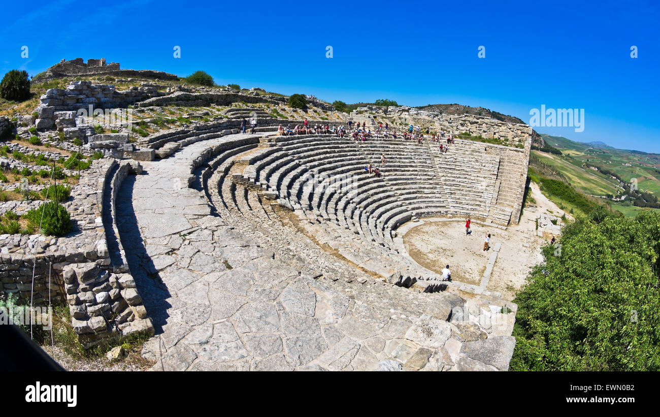 Paysage de Sicile avec l'ancien théâtre grec de Segesta Banque D'Images