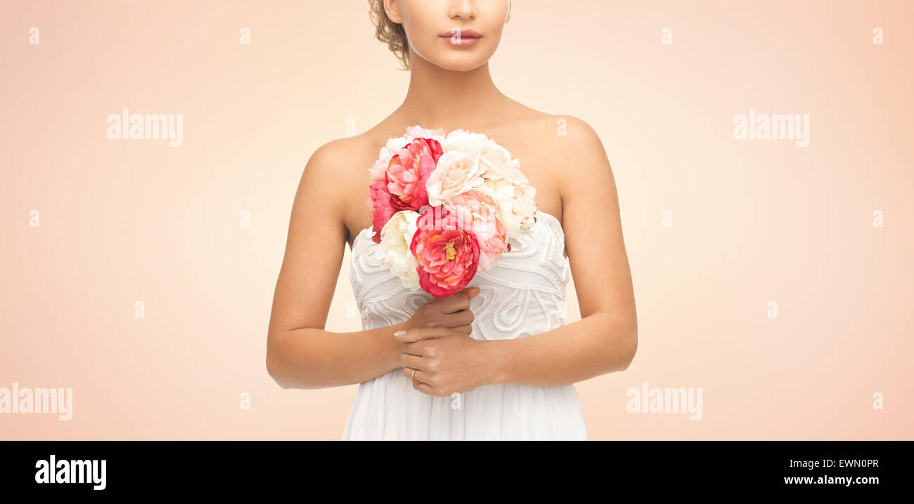 Mariée ou femme avec bouquet de fleurs Banque D'Images