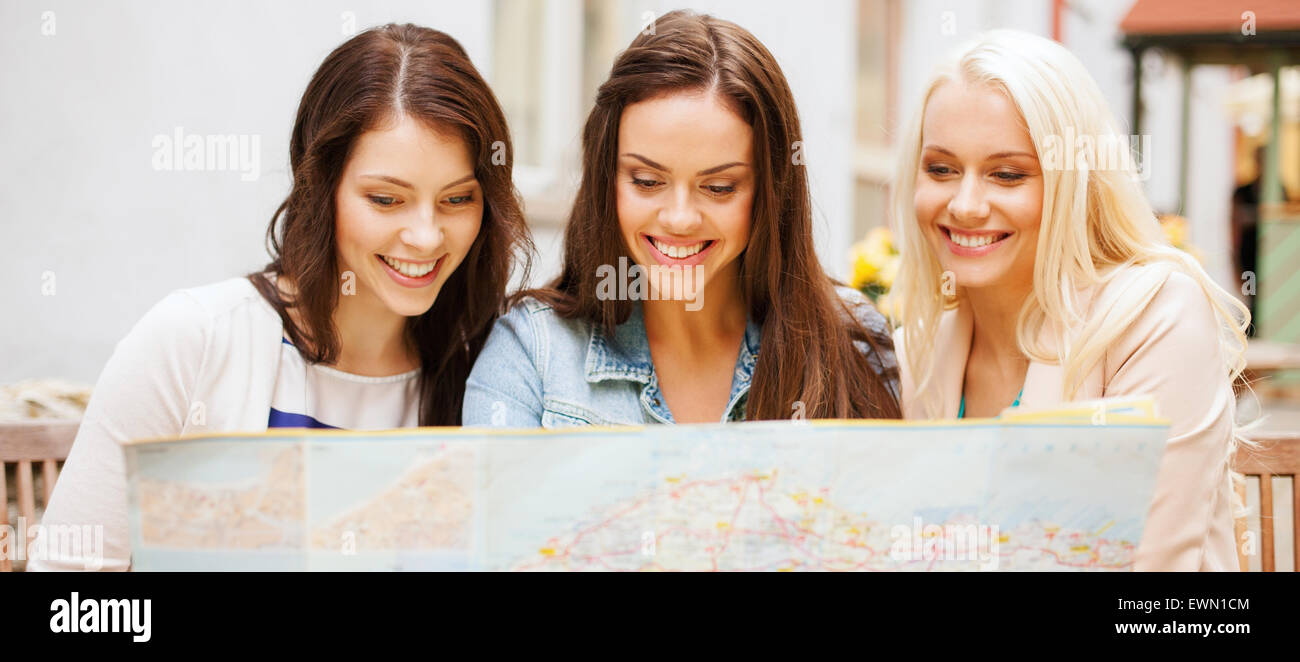 Belles jeunes filles à la carte touristique en ville en Banque D'Images