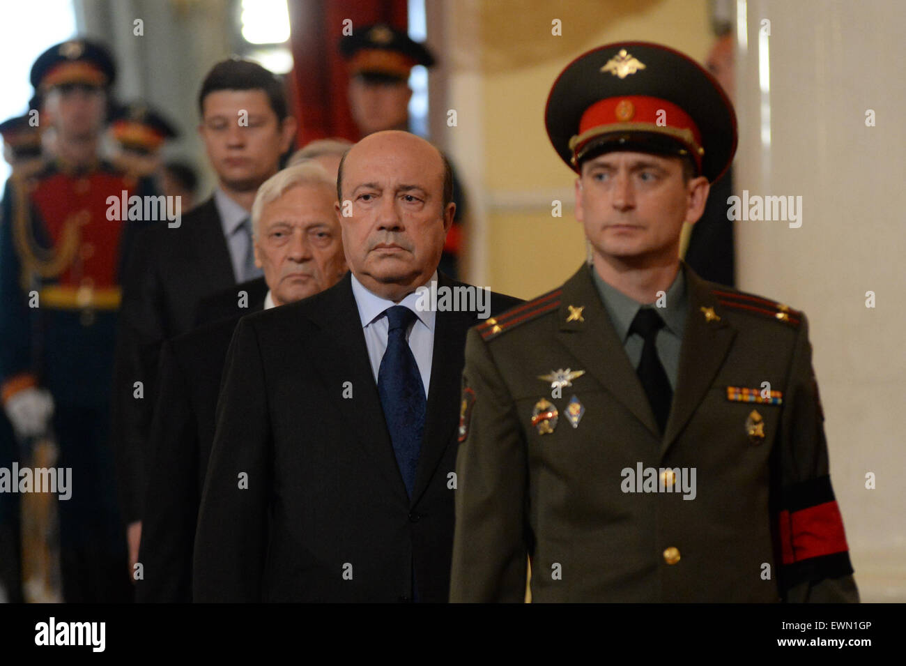 (150629) -- Moscou, 29 juin 2015(Xinhua) -- l'ancien ministre des affaires étrangères russe Igor Ivanov (2e R) assiste à la cérémonie funéraire de l'ancien premier ministre russe Evgueni Primakov à Moscou, Russie, le 29 juin 2015. (Xinhua/Pavel Bednyakov)(l'azp) Banque D'Images