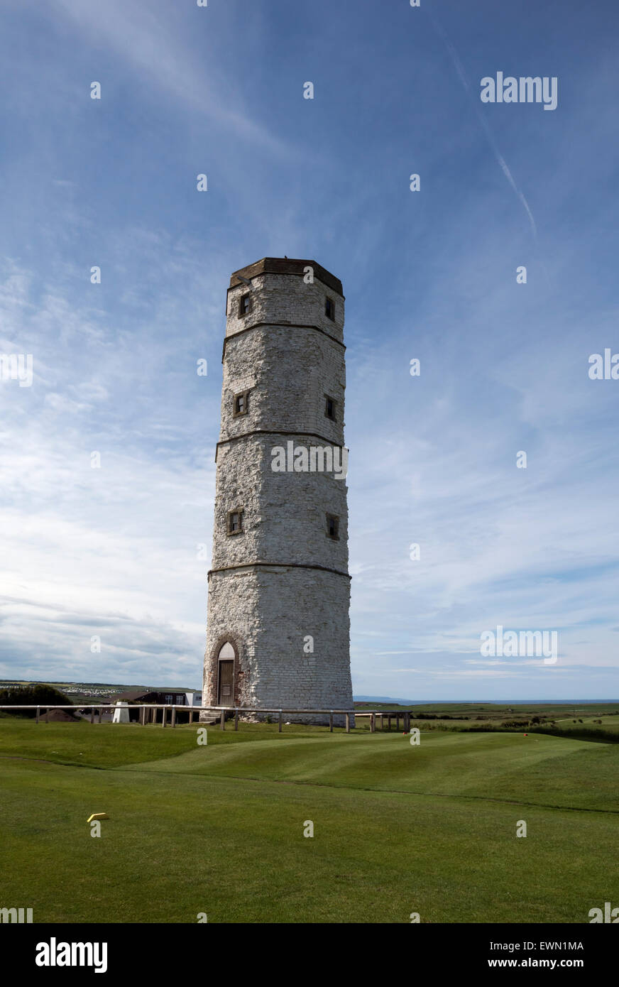 Le vieux phare, Flamborough Head, dans le Yorkshire. Construit 1673. Rénové 1996. Il a travaillé en ayant un feu allumé en son sommet. Banque D'Images