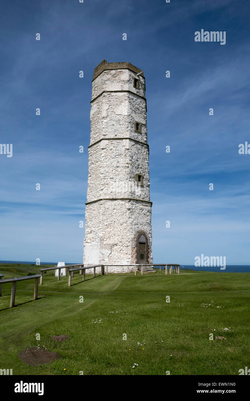 Le vieux phare, Flamborough Head, dans le Yorkshire. Construit 1673. Rénové 1996. Il a travaillé en ayant un feu allumé en son sommet. Banque D'Images