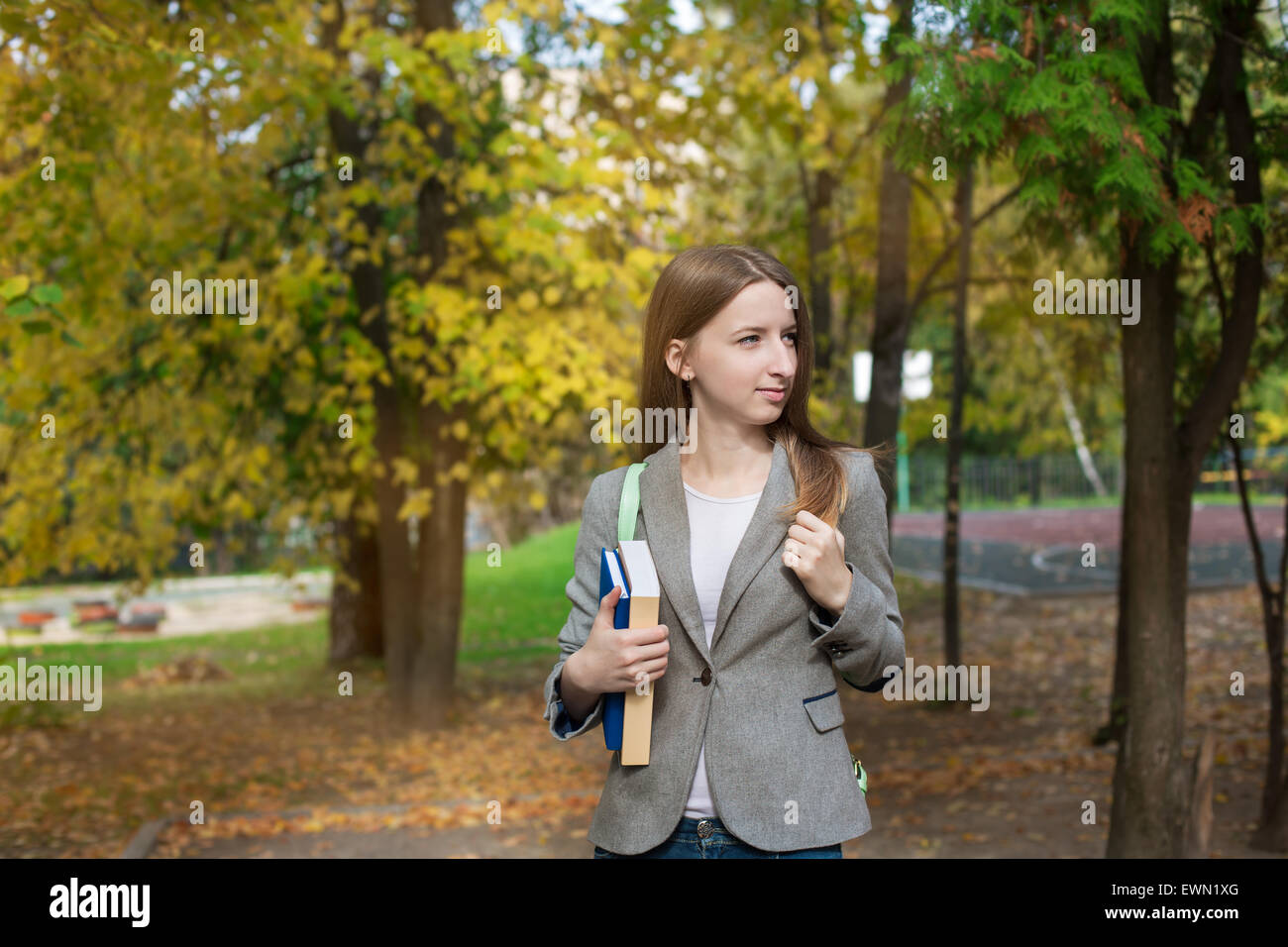 Student standing avec réserve et à l'écart Banque D'Images