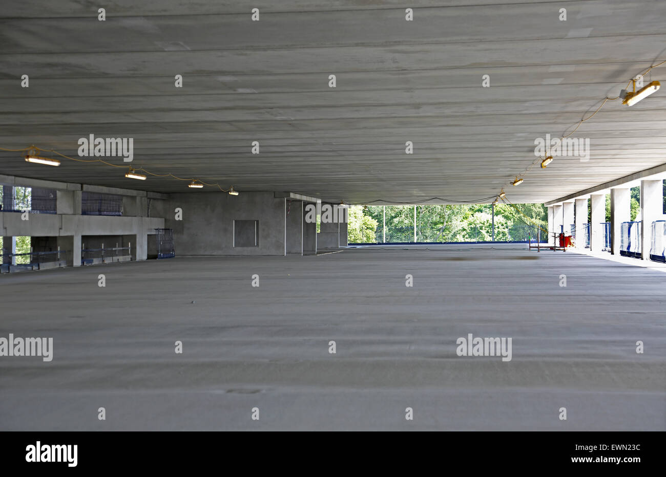 À l'étage supérieur d'un parking à étages en construction à Birmingham, Royaume-Uni. Montre large étendue de dalle de plafond en béton Banque D'Images