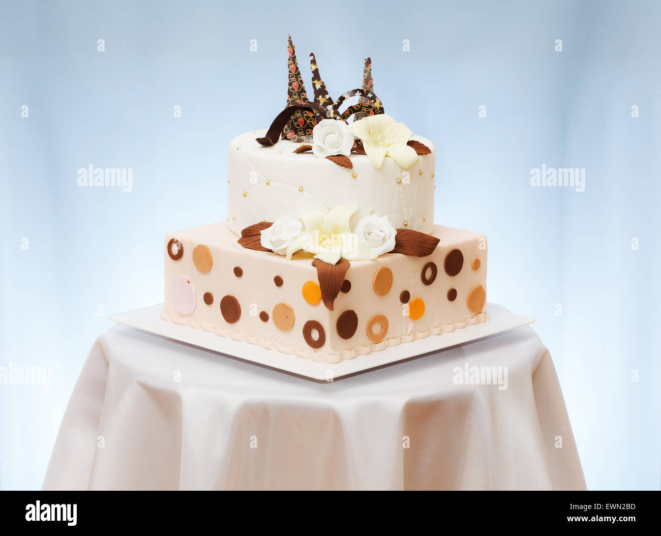 Wedding cake marzipan flower decoration Banque de photographies et d'images  à haute résolution - Alamy