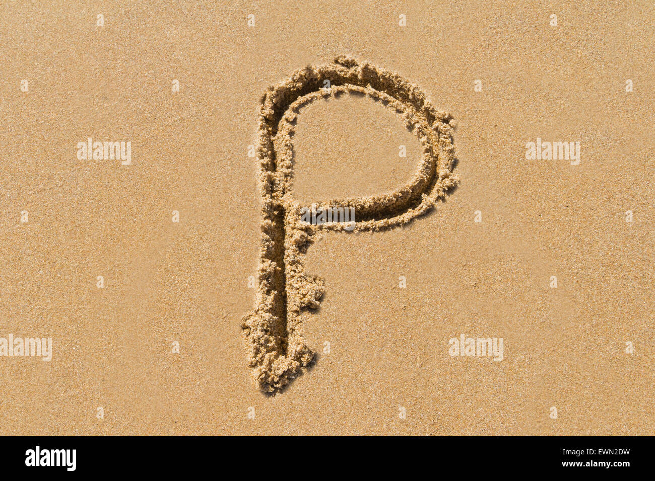 Lettre P de l'alphabet écrit sur le sable avec majuscule. Banque D'Images
