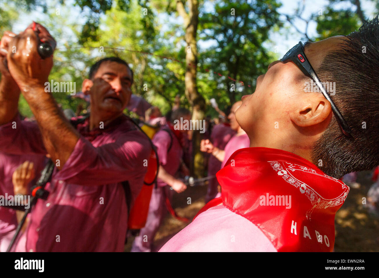 Young Asian boire du vin. Bataille de la fête du vin. Haro. La Rioja. Espagne Banque D'Images