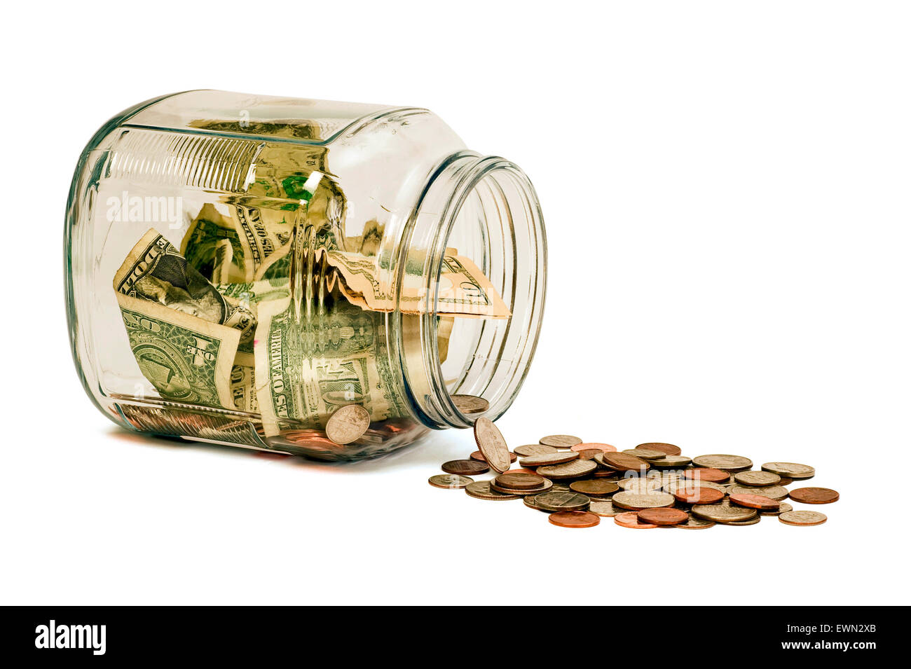 Pièces de monnaie et de banque en dollars déversant jar sur fond blanc. Banque D'Images