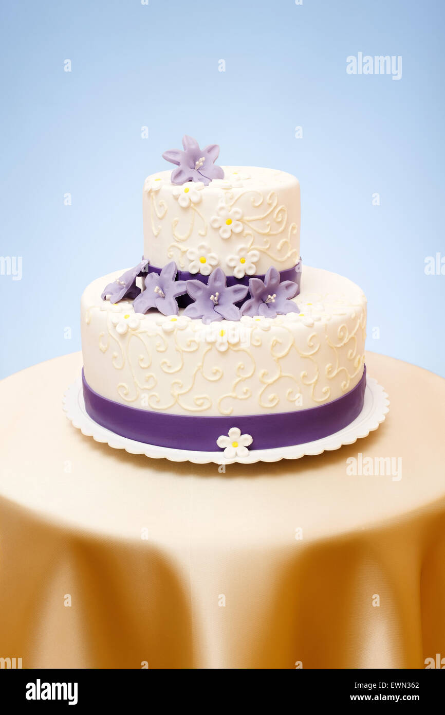 Deux Etages Du Gateau De Mariage Blanc Avec Decoration Fleurs Massepain Violet Photo Stock Alamy