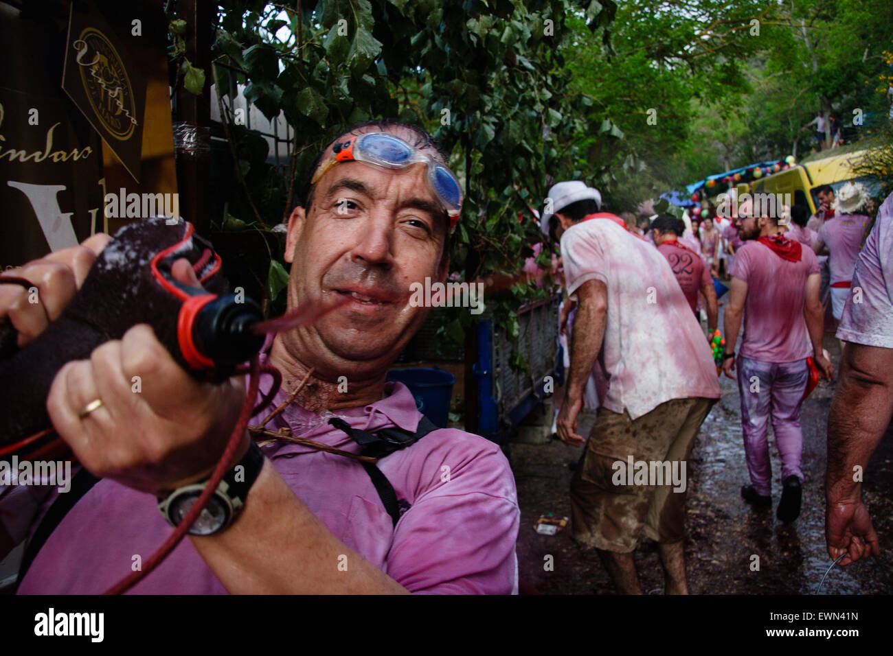 Riscos de Bilibio, Haro, La Rioja, Espagne. 29 juin 2015. Haro carnavaliers à Bataille de vin qui a lieu chaque année sur la journée. Banque D'Images
